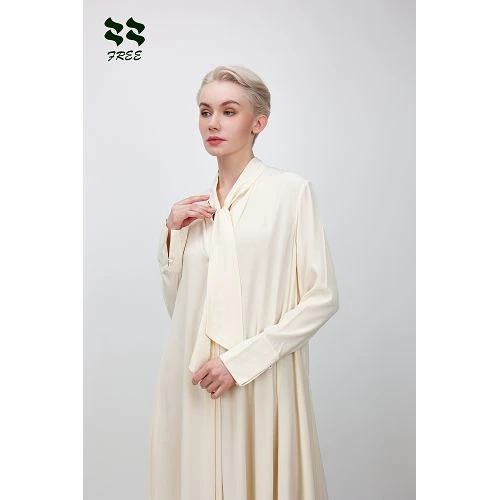 A scarf in the neckline(001)